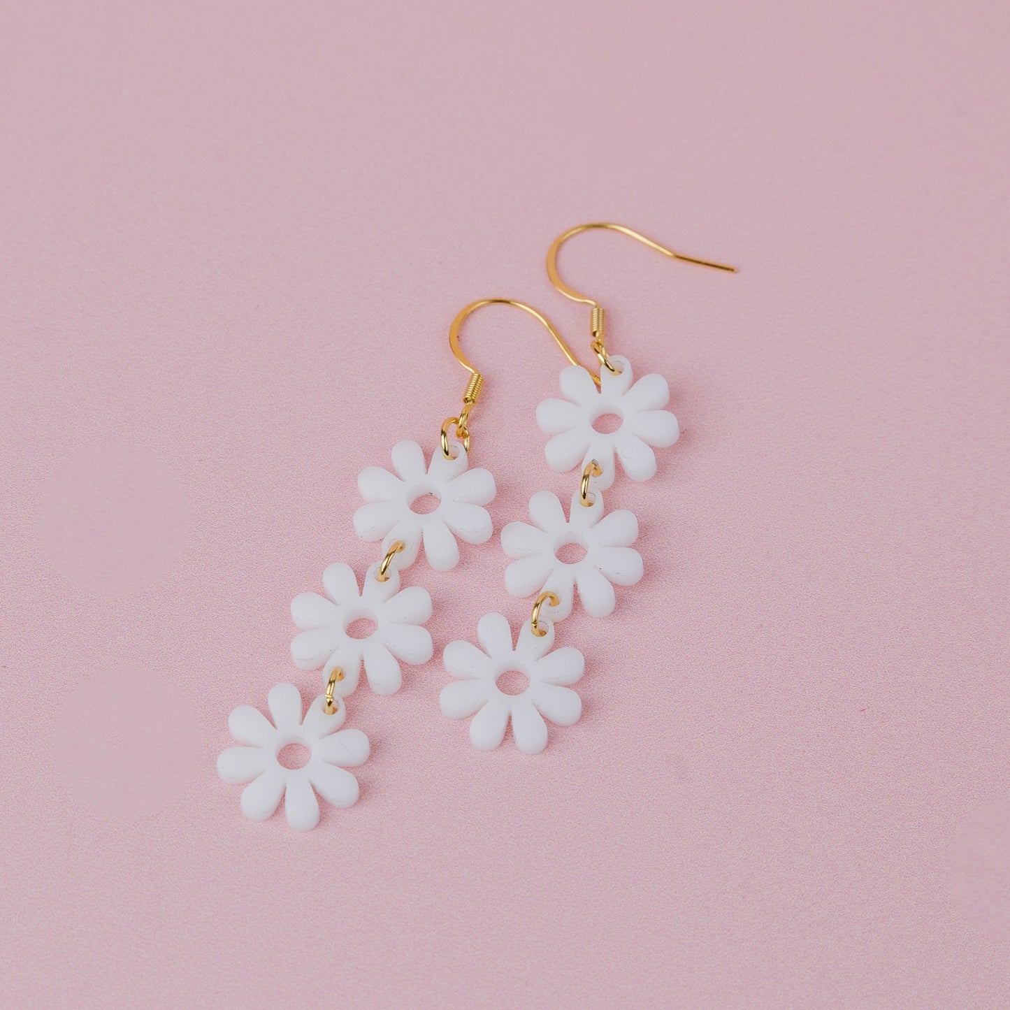 THE PRETTY DAISY TRIO in White