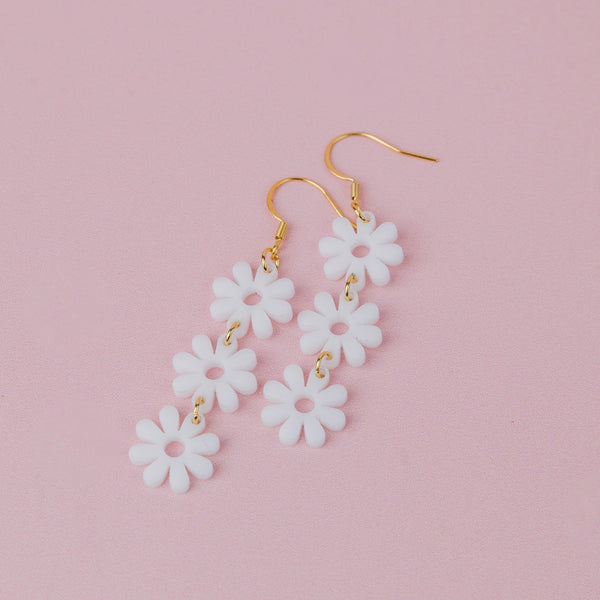 THE PRETTY DAISY TRIO in White THE PRETTY DAISY TRIO in White