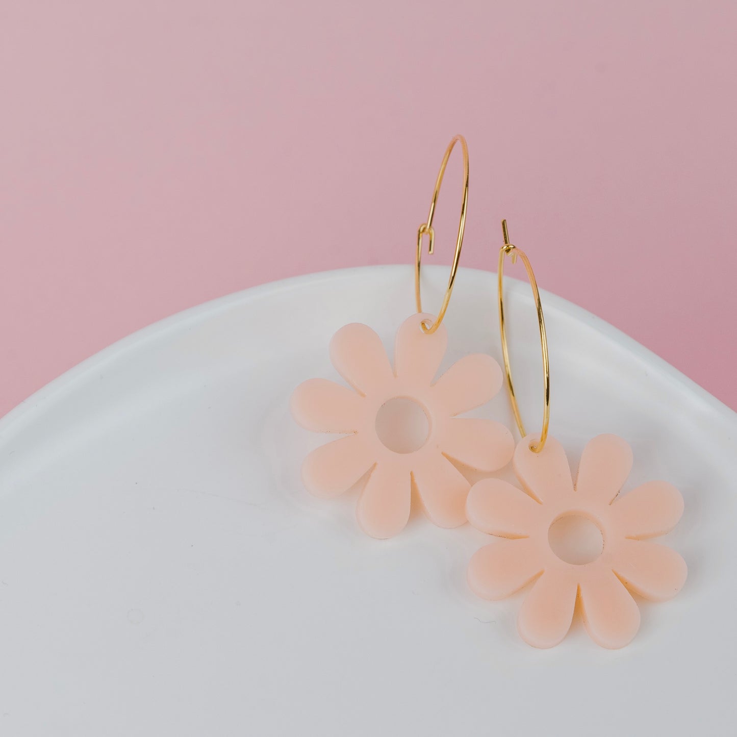 THE PRETTY DAISY HOOP in Peach