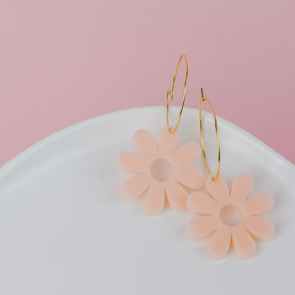 THE PRETTY DAISY HOOP in Peach THE PRETTY DAISY HOOP in Peach