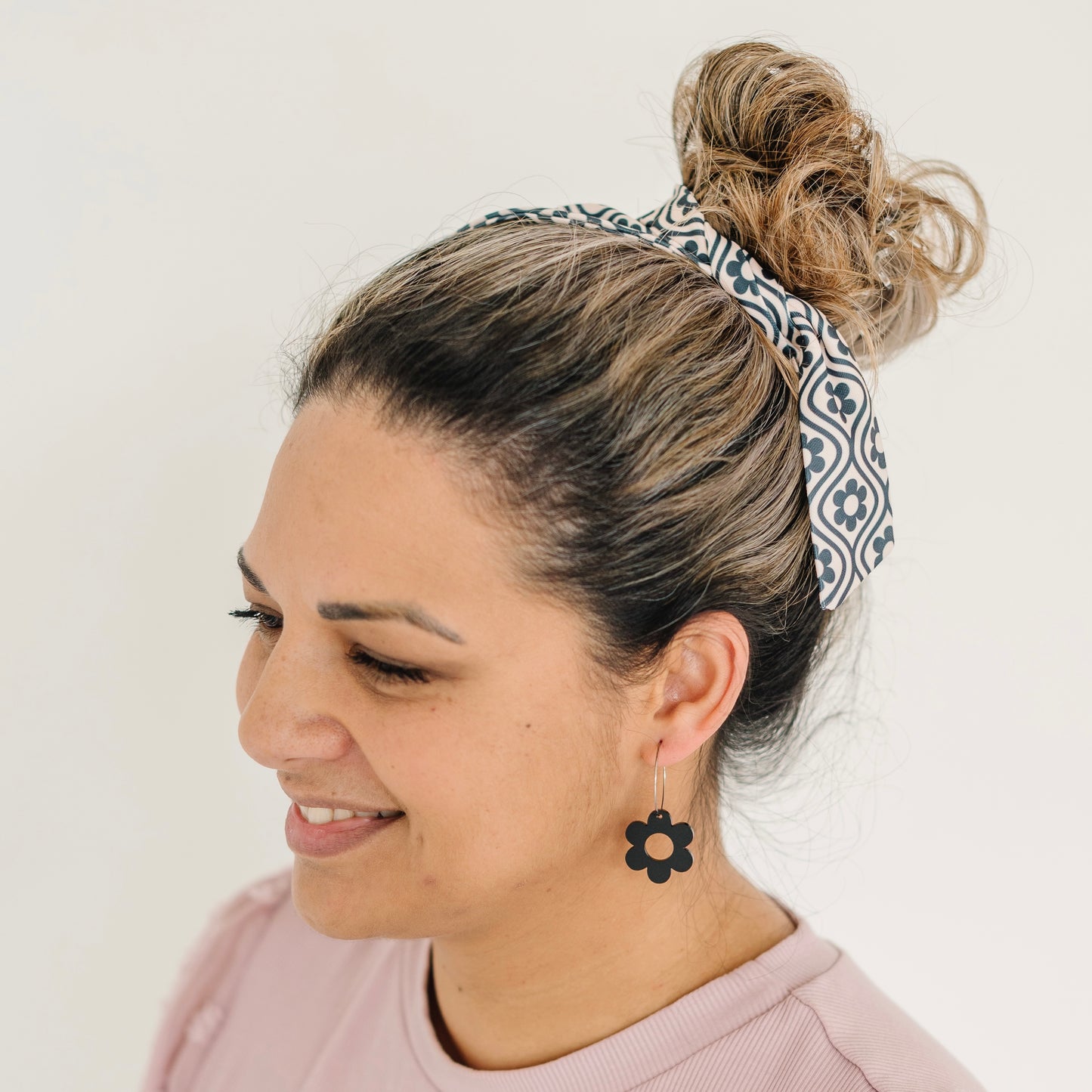 THE ULTIMATE HAIR SCARF SET in Black and White Retro Daisy/ Statement Hair Accessory + Earrings Gift Set