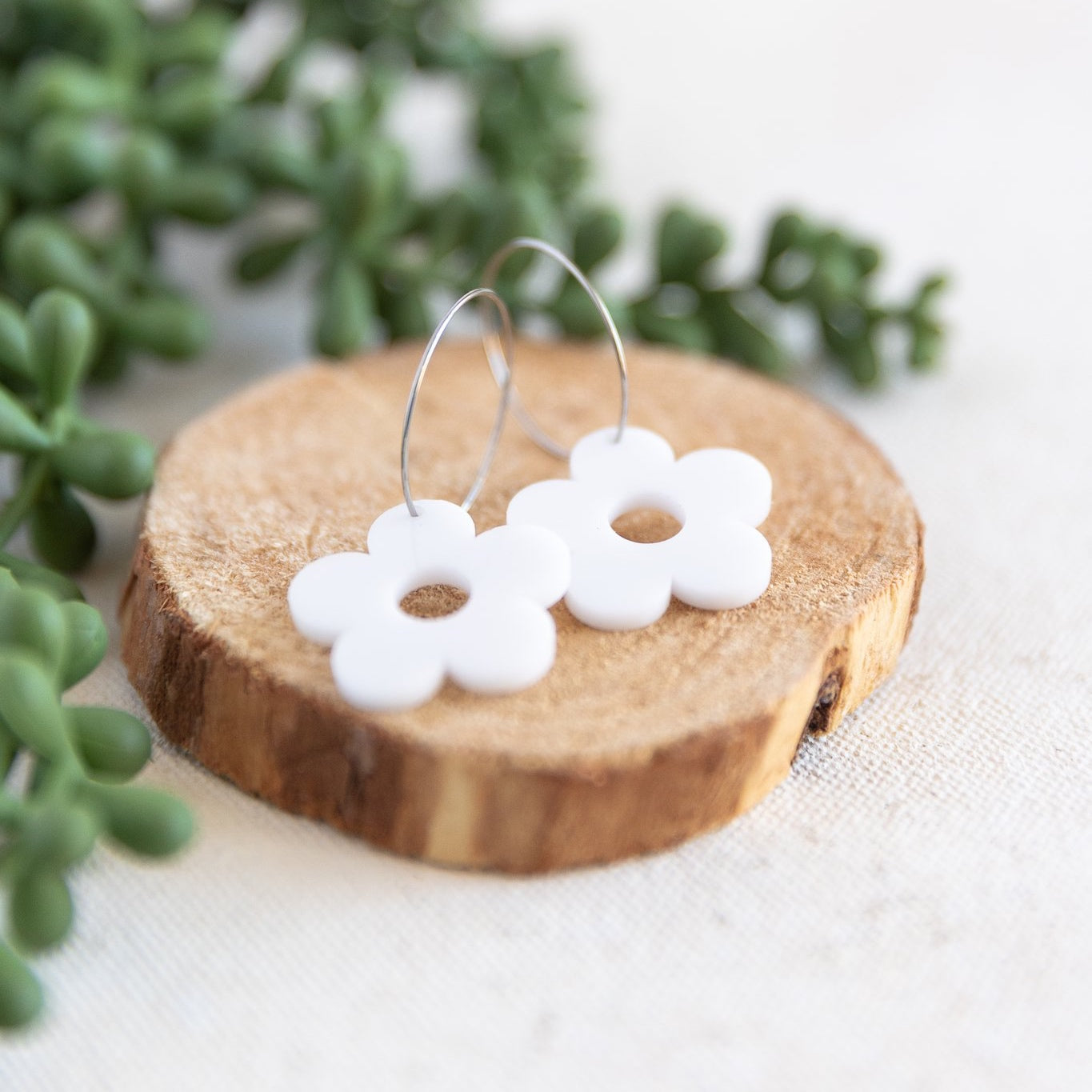 THE HAPPY DAISY HOOP in White