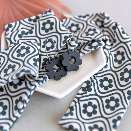 THE BEST EARRINGS & HEADBAND SET in Black and White Retro Daisy