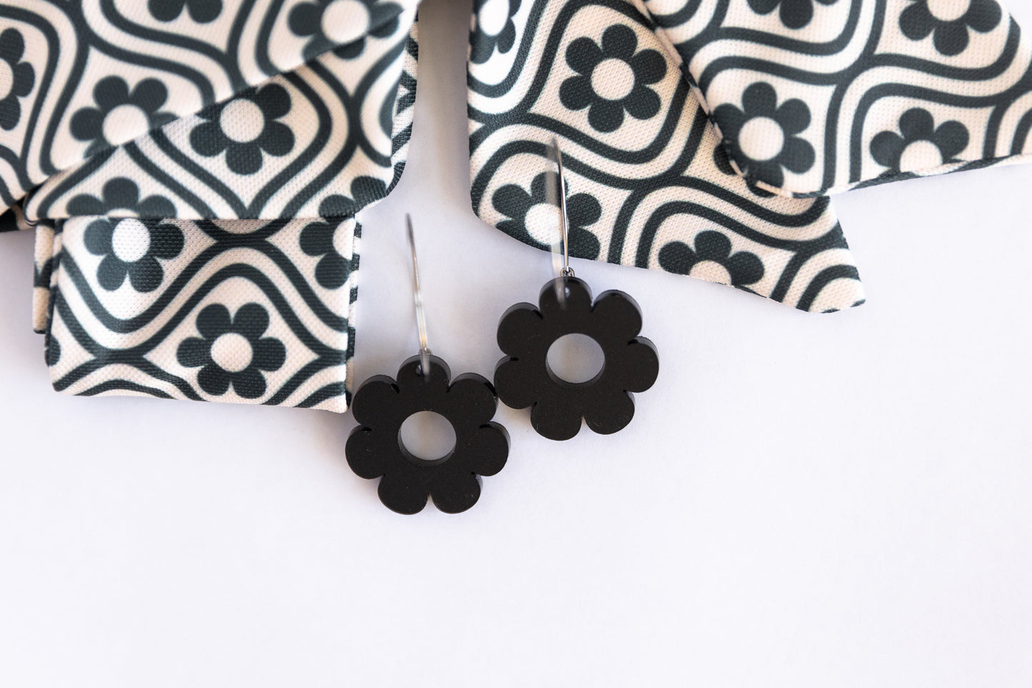 THE BEST EARRINGS & HEADBAND SET in Black and White Retro Daisy