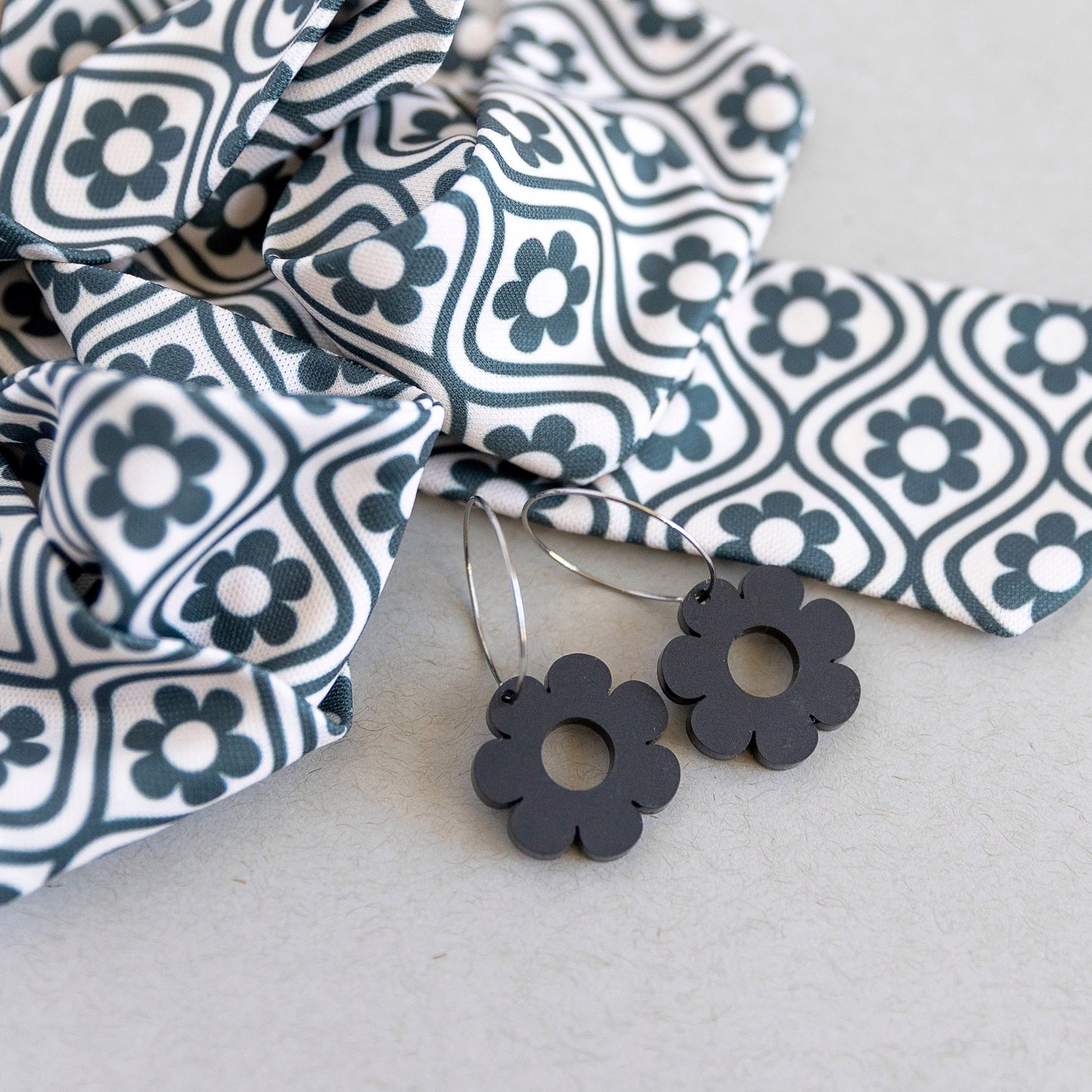 THE BEST EARRINGS & HEADBAND SET in Black and White Retro Daisy
