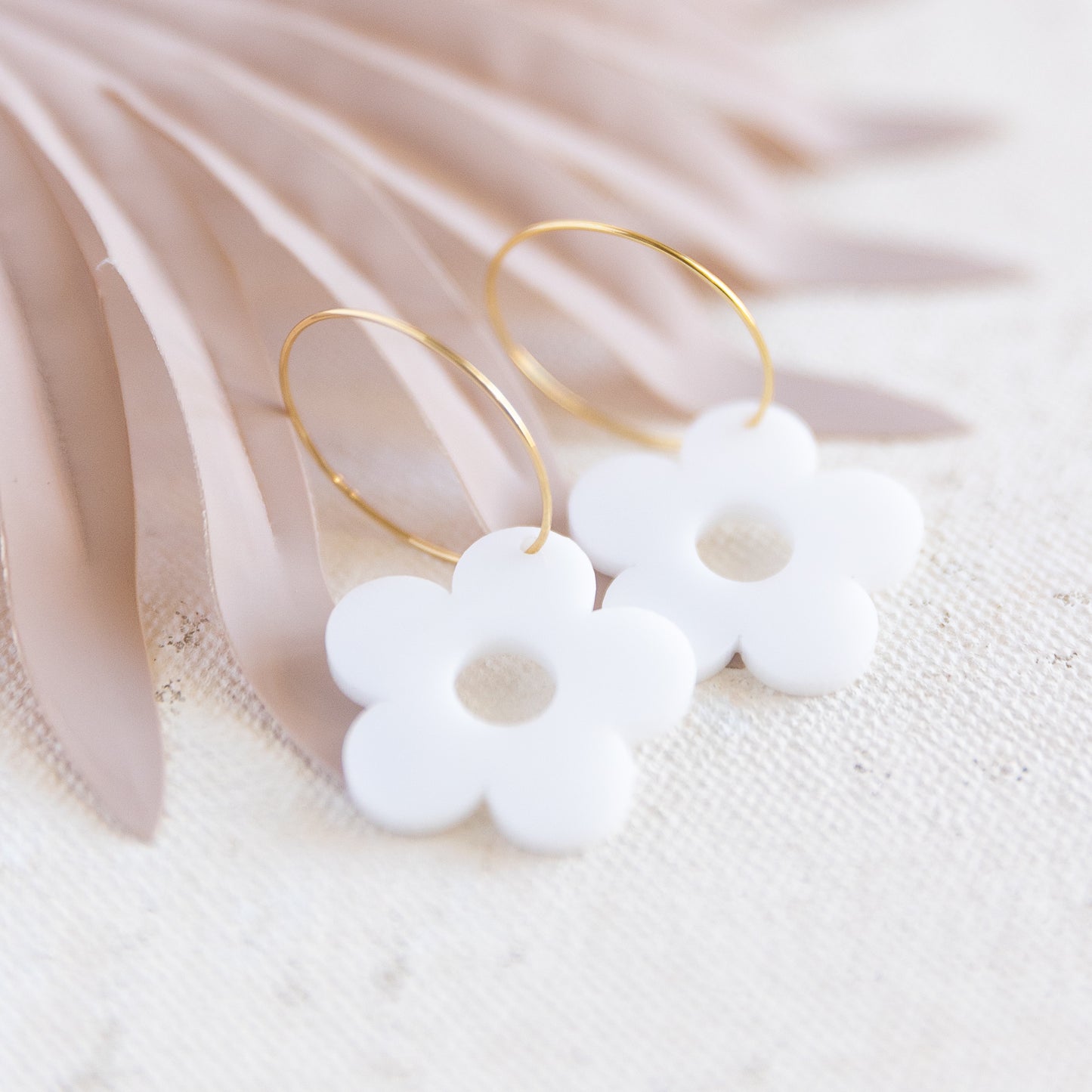 THE HAPPY DAISY HOOP in White