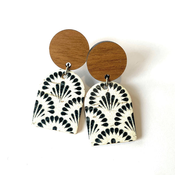 THE ARCH DANLGE in Black and White THE ARCH DANLGE in Black and White