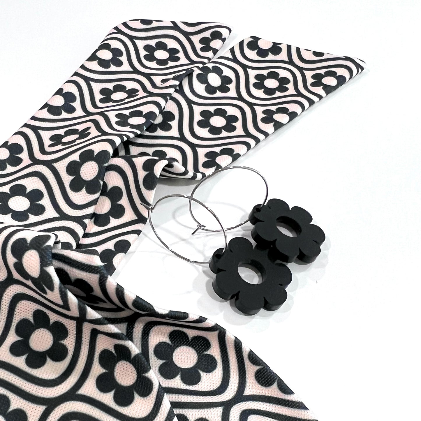 THE BEST EARRINGS & HEADBAND SET in Black and White Retro Daisy