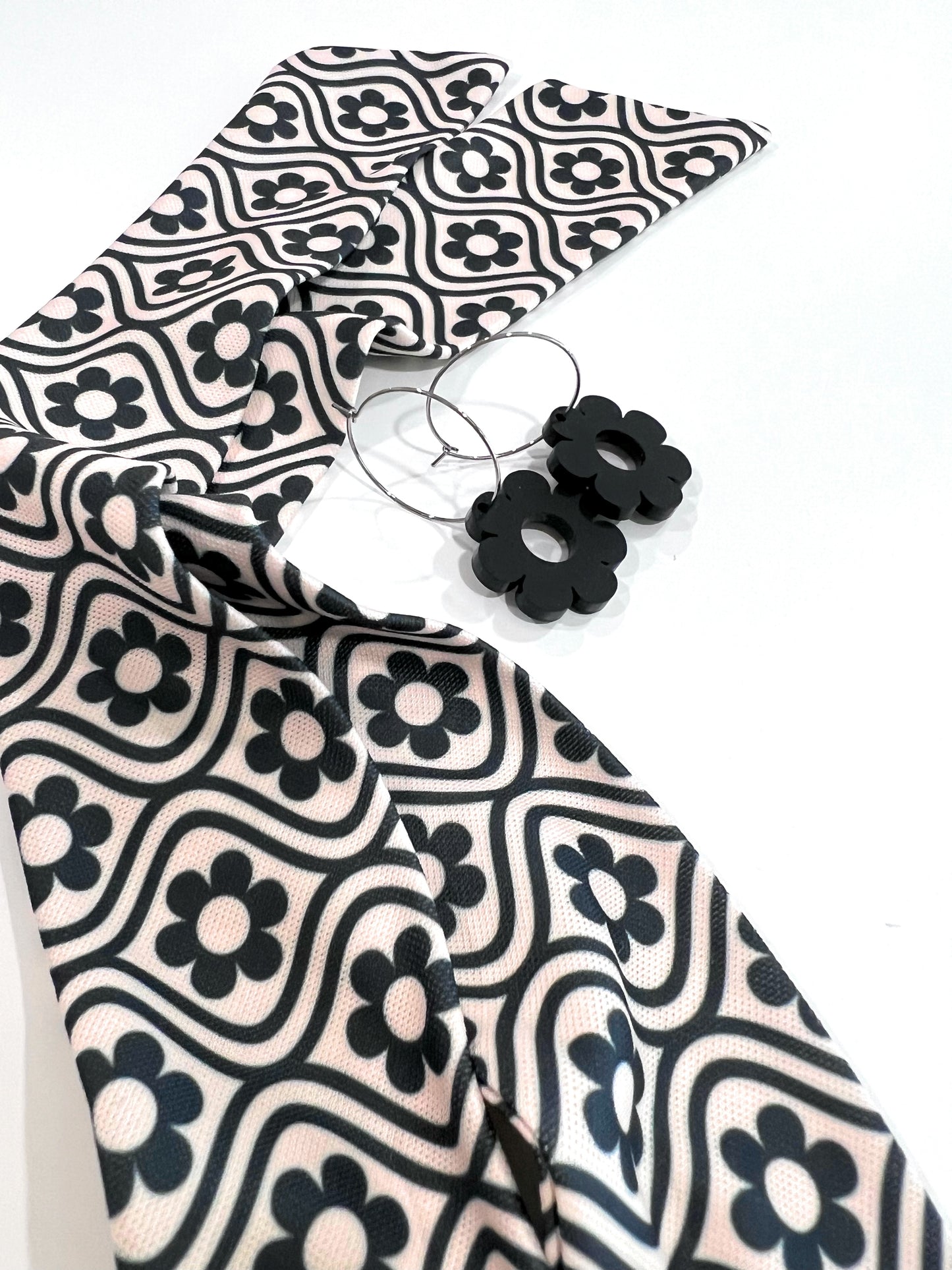 THE BEST EARRINGS & HEADBAND SET in Black and White Retro Daisy