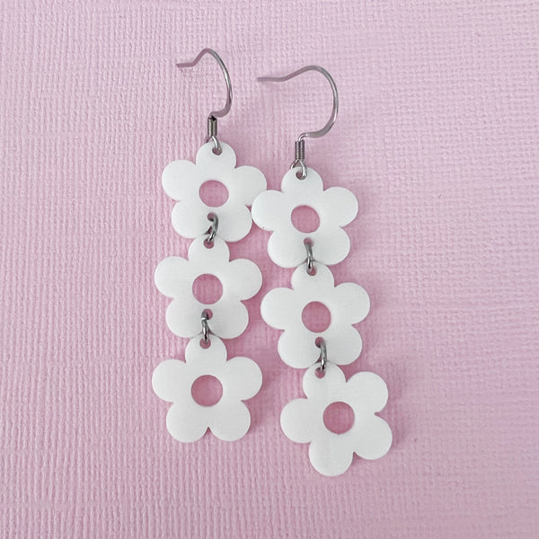 THE HAPPY DAISY TRIO in White