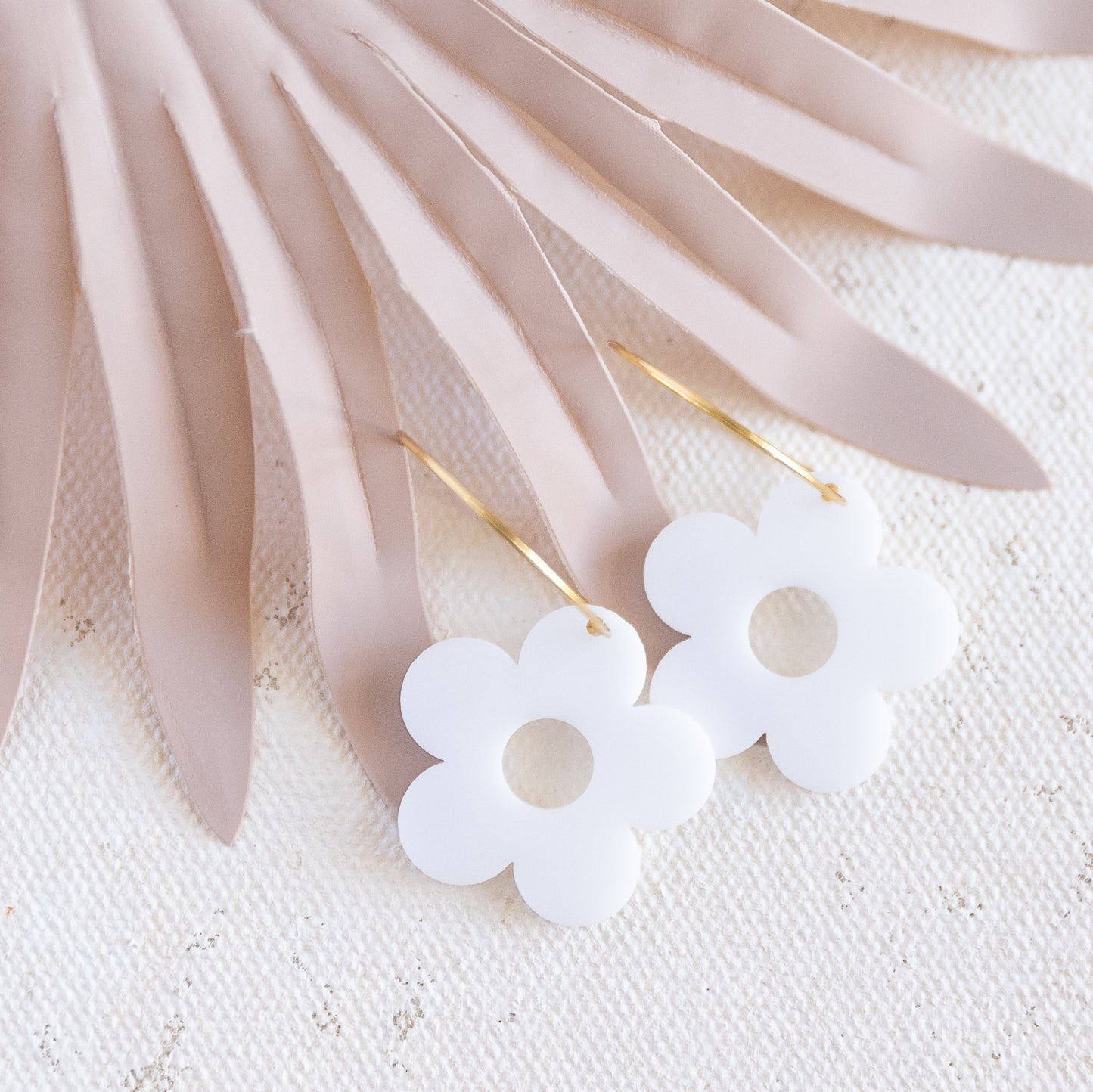 THE HAPPY DAISY HOOP in White