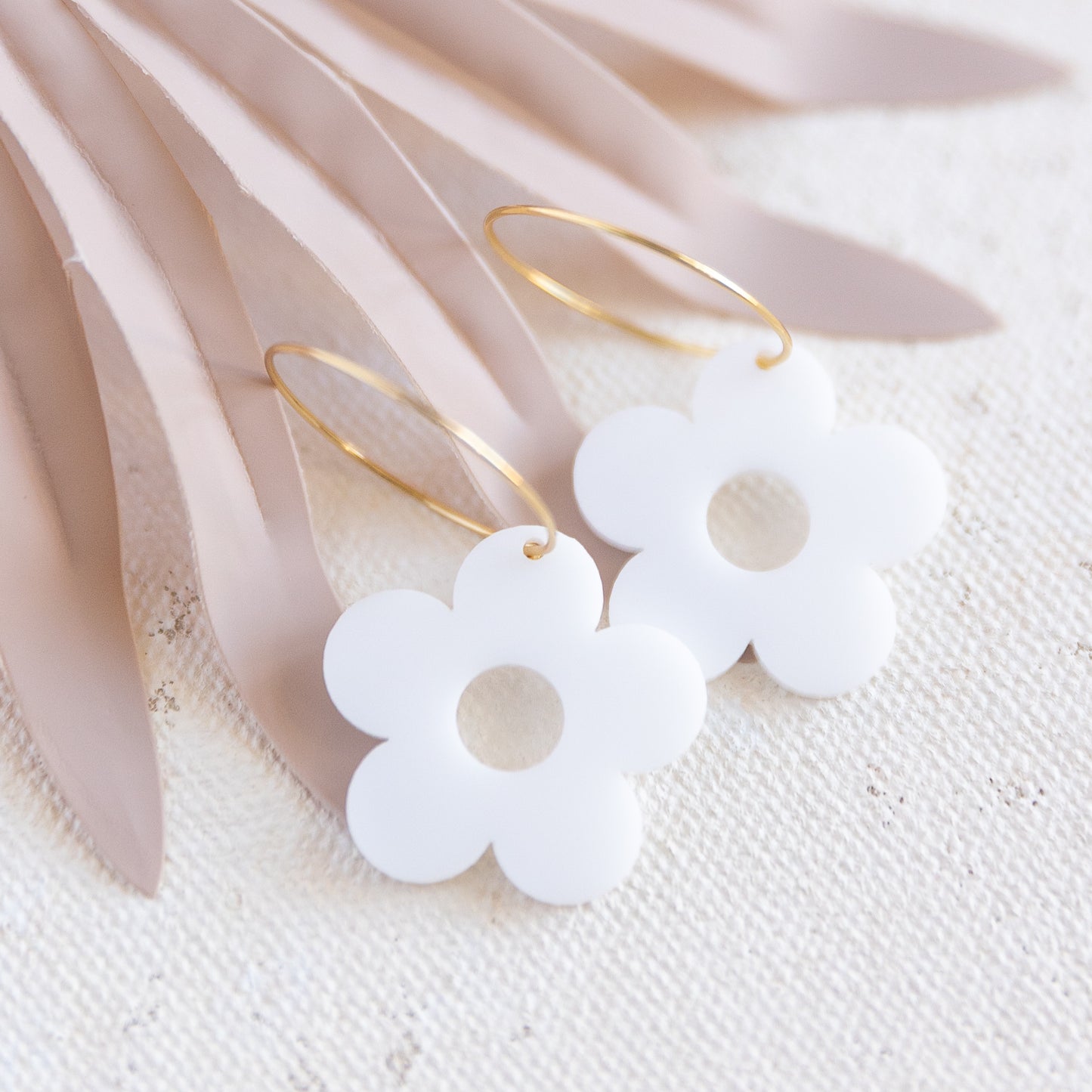 THE HAPPY DAISY HOOP in White
